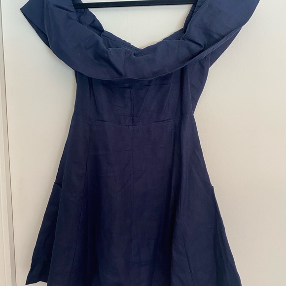 Reformation Landry Dress in Navy. Size: 4 - Picture 4 of 8